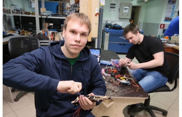 Студенты ТПУ собирают робота-паука для спасательных операций и разведки 