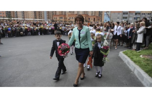 В примыкающем к Петербургу крупном районе открылась большая и современная школа.