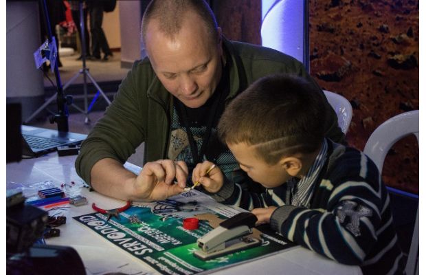 DIY-видеоурок по созданию робота шаг-за-шагом
