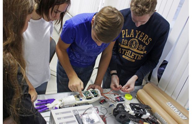 В Maker School молодые изобретатели создали полезные проекты 