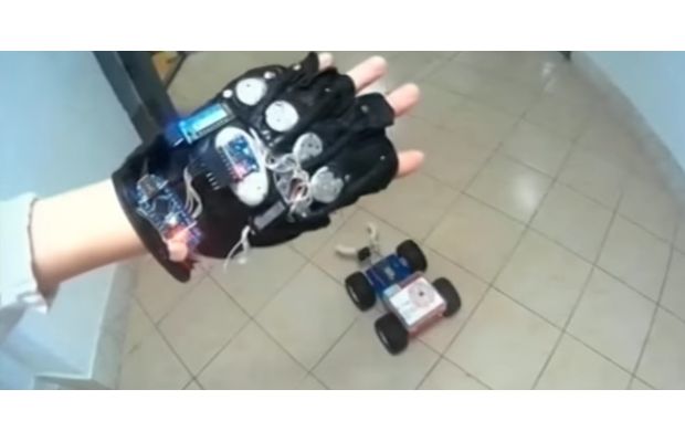 Школьница из Краснодара изобрела перчатку для управления роботами 