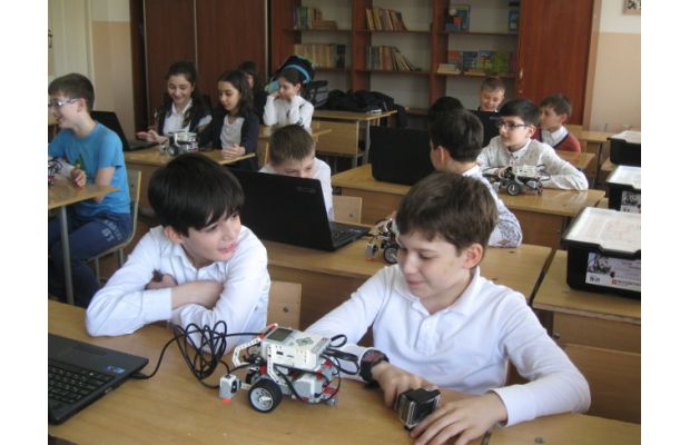 Воспитанники махачкалинской школы учатся программировать роботов