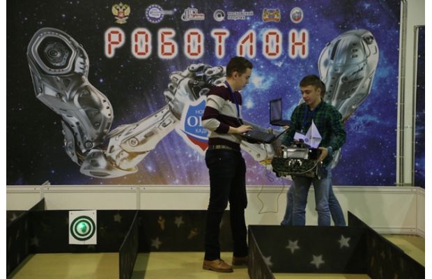 В рамках «Новые кадры ОПК» прошли студенческие соревнования танкового биатлона роботов «Роботлон»