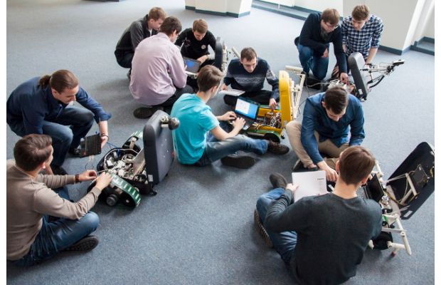 В ДВФУ готовят робототехников на новейшем оборудовании