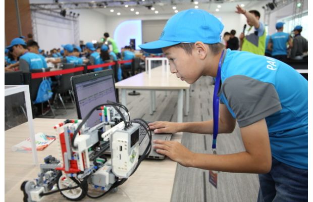 Более 300 школьников принимают участие в соревнованиях по робототехнике в Астане