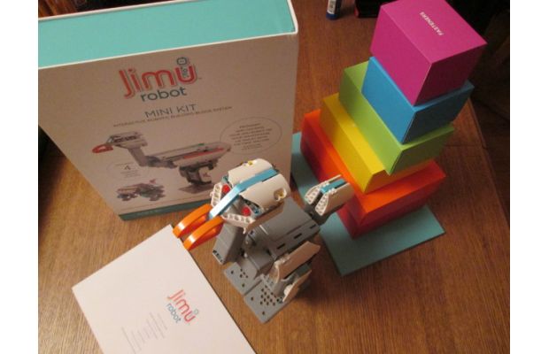 Работы Льва на основе обучающего конструктора «Jimu»