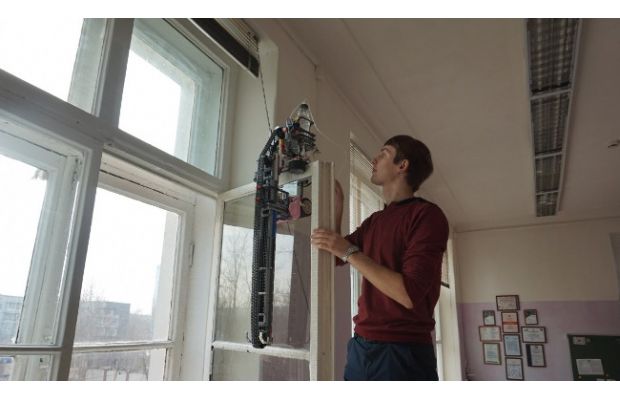 Красноярские школьники собрали робота для автоматической мойки окон