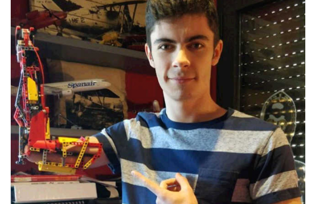 Юноша из Андорры собрал себе протез из Lego