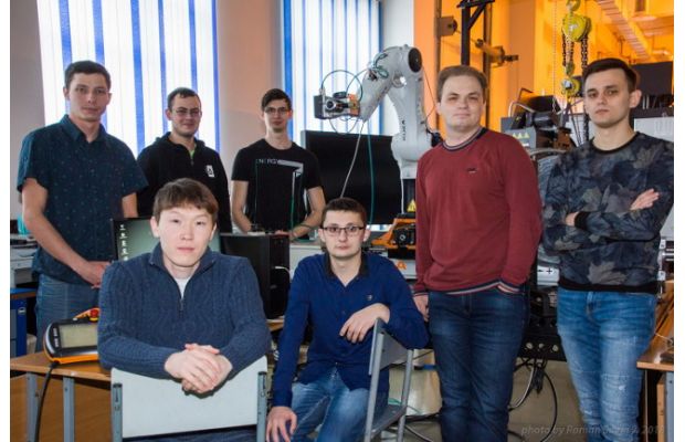 Студенты ДВФУ обучили промышленного робота и выиграли международный конкурс MathWorks