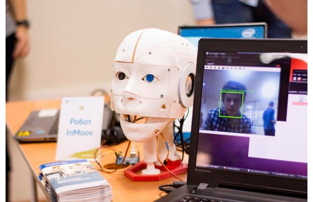Ученики STEM-центра ТУСУРа сконструировали робота-консультанта