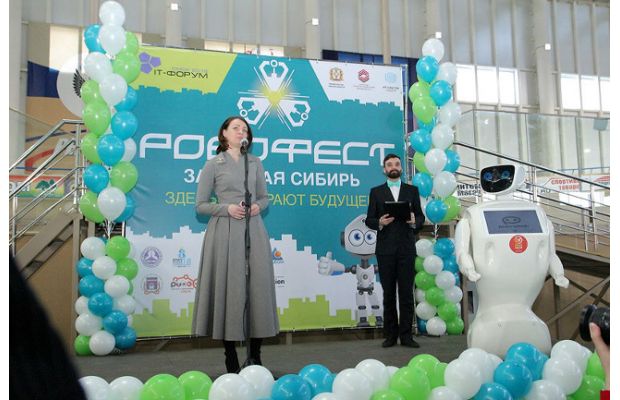 Главной фишкой открытия Робофеста в Омске стал робот-ведущий