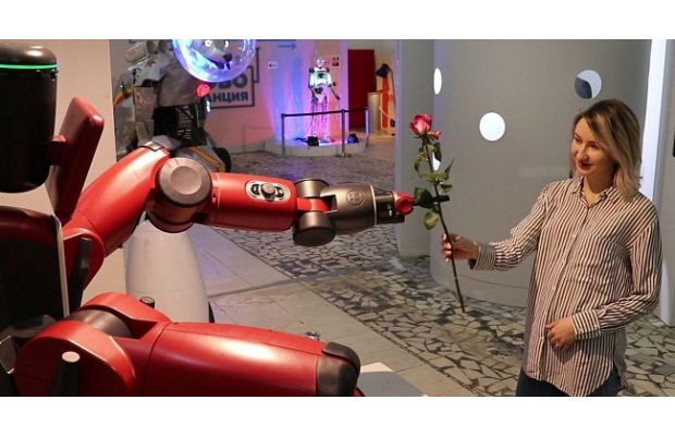 Один робот и 1500 тысячи представительниц прекрасного пола 