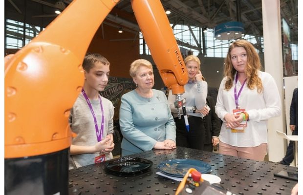 Kuka рисует хохлому: робототехники из нижнекамского «Кванториума» представили свои наработки в Москве