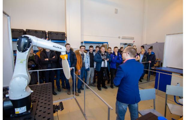 Финал Всероссийской олимпиады «Я — профессионал» по робототехнике проходит в ДВФУ