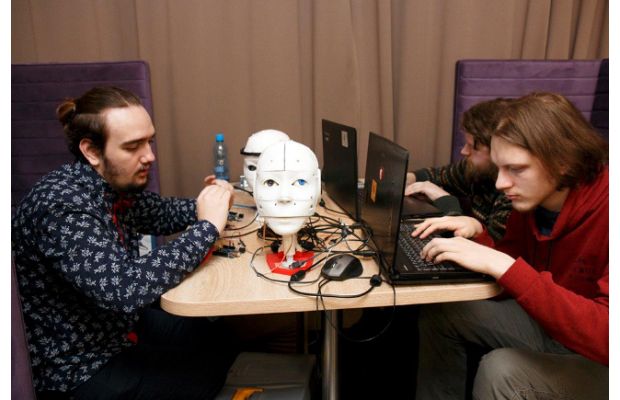 На Нейрохакатоне студенты разработали робота-собеседника для борьбы со стрессом