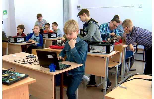 Гонки на коптерах и футбольные матчи роботов: в Тюмени прошел слёт юных инженеров
