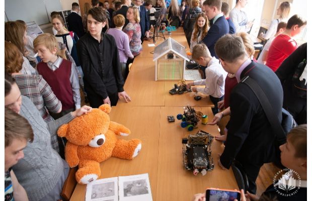 Юные учёные представили роботов будущего на научной конференции в СмолГУ
