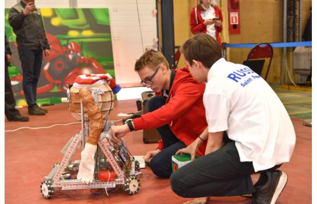 На Кировском заводе состоялась питч-сессия «Startup Junior. Robotics». Проекты представили разработчики Центра робототехники Президентского физико-математического лицея № 239.