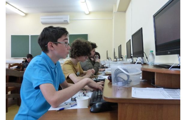 Школьники программируют контроллеры