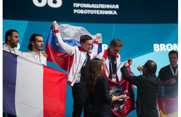 Студенты Московского государственного образовательного комплекса стали победителями международного чемпионата WorldSkills в компетенции «Промышленная Робототехника». 