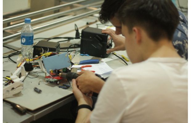 В ДВФУ собрали роботов «с нуля» за 24 часа на Robotics Tournament