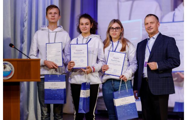 Воспитанники Фонда Андрея Мельниченко поборются за награды Regeneron ISEF в США
