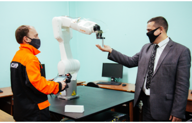 Студенты КузГТУ будут обучаться на промышленном манипуляторе от KUKA
