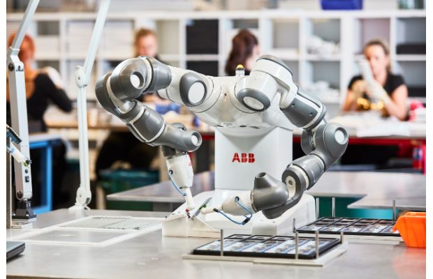 Студенты московских вузов получили сертификаты  на обучение в центре робототехники АВВ Россия